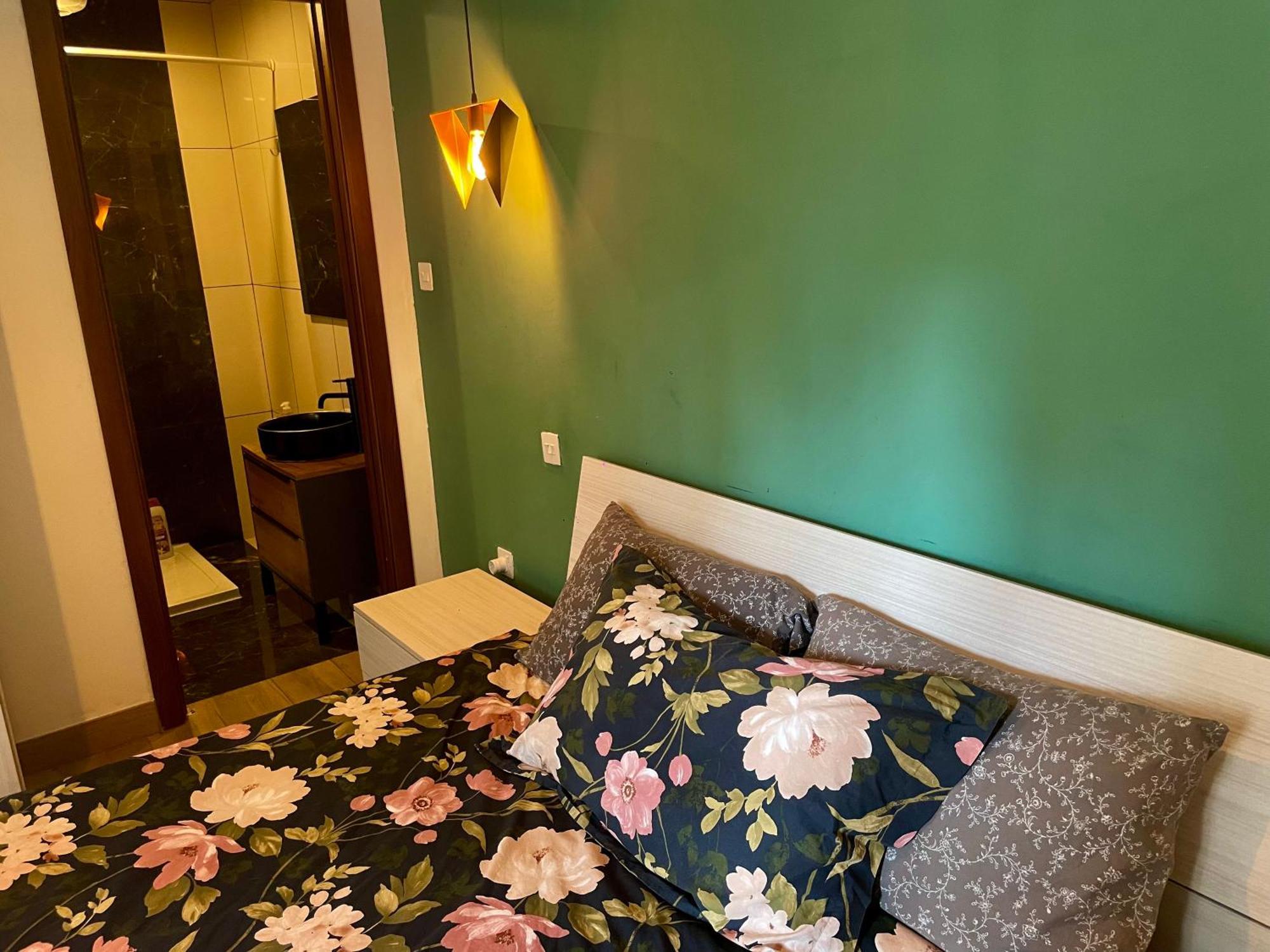 Airport Deluxe Bedroom And Private Bathroom Near Airport Self Check In And Self Check Out
